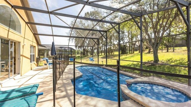 2805 Lido Key Ct, Kissimmee, FL 34747 - view of swimming pool with a patio, a pool with connected hot tub, and a lanai