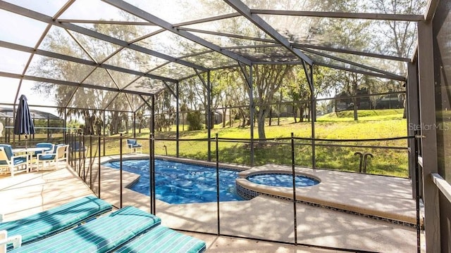 2805 Lido Key Ct, Kissimmee, FL 34747 - view of swimming pool with a patio, a pool with connected hot tub, a lanai, and a lawn