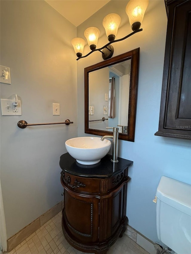 6615 Beamer Way, Orlando, FL 32807 - bathroom featuring baseboards, vanity, and toilet