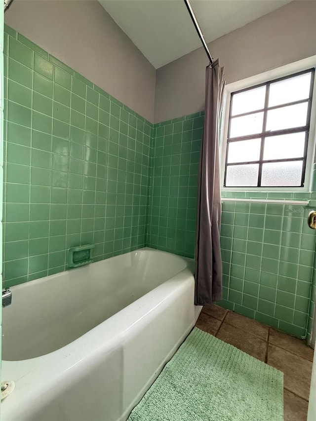 6615 Beamer Way, Orlando, FL 32807 - full bath featuring shower / bathtub combination with curtain, tile patterned floors, and tile walls