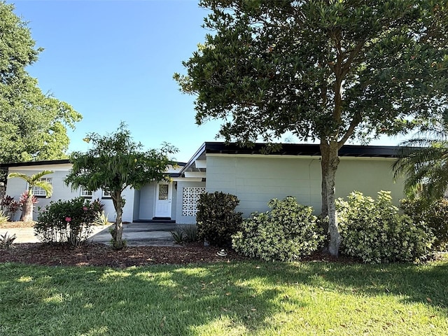 6615 Beamer Way, Orlando, FL 32807 - view of front facade with a front yard
