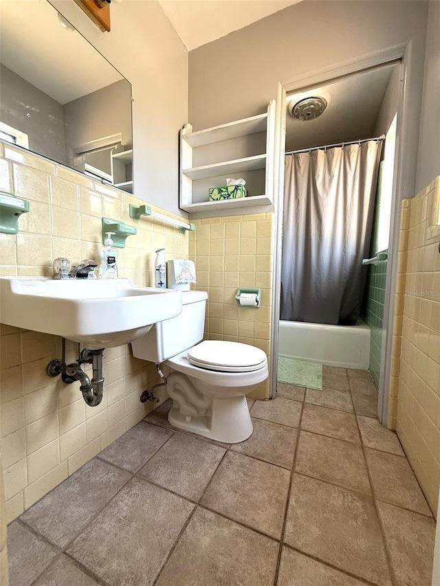 6615 Beamer Way, Orlando, FL 32807 - bathroom with tile walls, toilet, shower / bathtub combination with curtain, and a sink