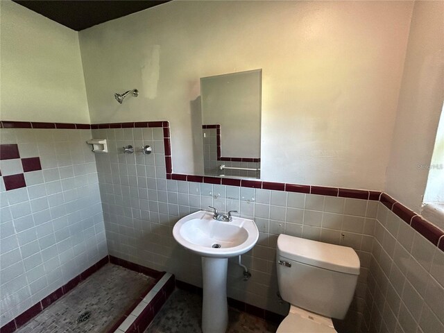 7904AND8010 SE US Highway 301, Hawthorne, FL 32640 - bathroom featuring tile walls, a tile shower, toilet, and a wainscoted wall