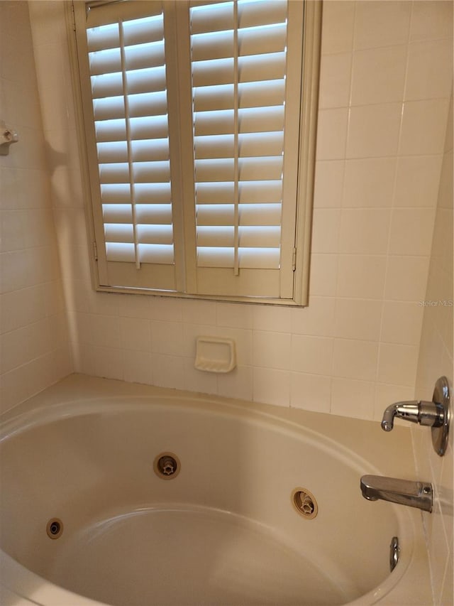 3500 Calabria Ave, Davenport, FL 33897 - full bath with a jetted tub