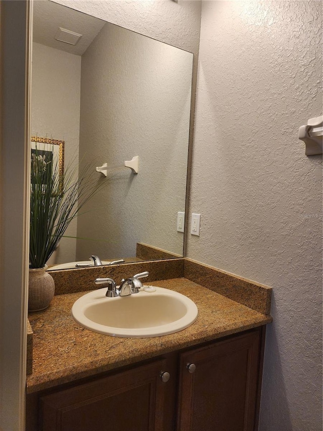 3500 Calabria Ave, Davenport, FL 33897 - bathroom featuring a textured wall and vanity