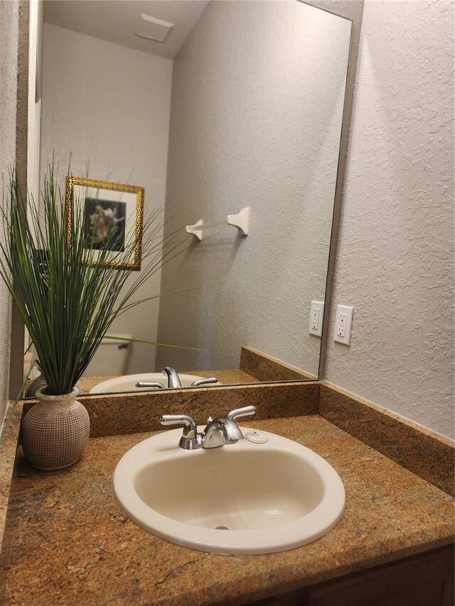3500 Calabria Ave, Davenport, FL 33897 - bathroom featuring a textured wall and vanity
