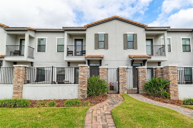 109 Kenny Blvd, Haines City, FL 33844 - townhome / multi-family property featuring stucco siding, a gate, and a fenced front yard