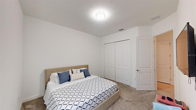 8851 Fallen Oak Dr, Davenport, FL 33896 - bedroom featuring light carpet, a textured ceiling, a closet, and baseboards
