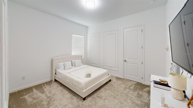 8851 Fallen Oak Dr, Davenport, FL 33896 - bedroom featuring light carpet and baseboards