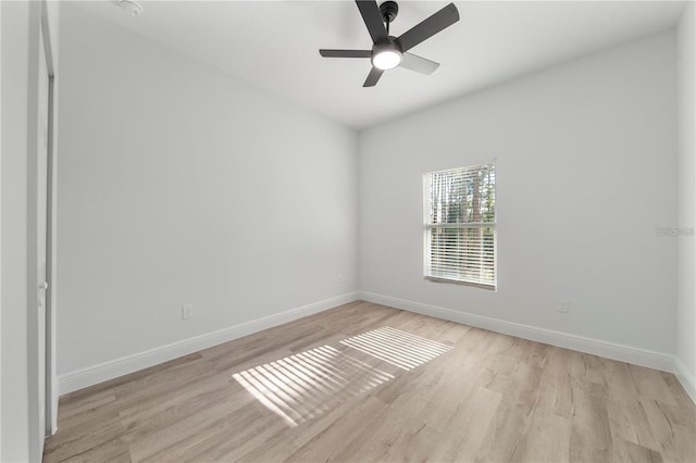 unfurnished room featuring light wood-style flooring, baseboards, and ceiling fan