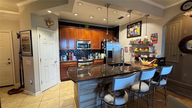 kitchen with stainless steel appliances, ornamental molding, a sink, a breakfast bar, and backsplash