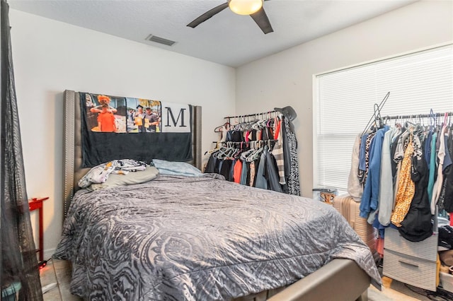 bedroom with ceiling fan