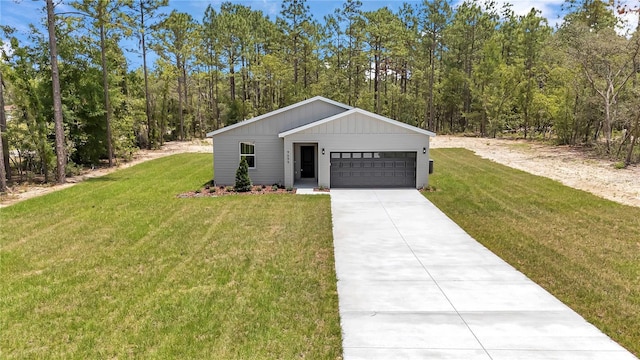 9695 SW 125 Court Rd, Dunnellon, FL 34432 - view of front of home featuring a front yard, driveway, a garage, and a wooded view