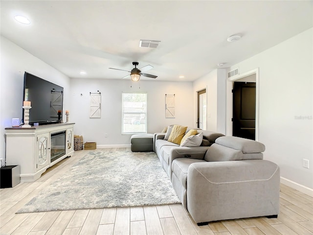 living area featuring light wood-style flooring, ceiling fan, baseboards, and recessed lighting