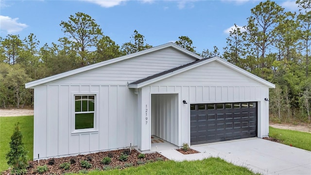 12197 SW 76th Ln, Dunnellon, FL 34432 - modern farmhouse with board and batten siding, an attached garage, and concrete driveway
