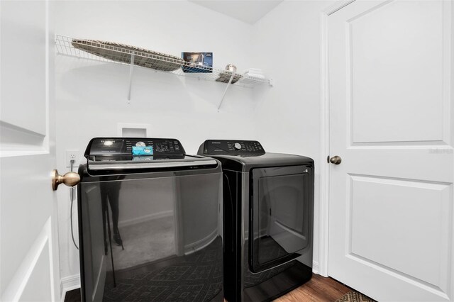 1615 Sanibel Dr, Davenport, FL 33896 - laundry room with independent washer and dryer and wood finished floors