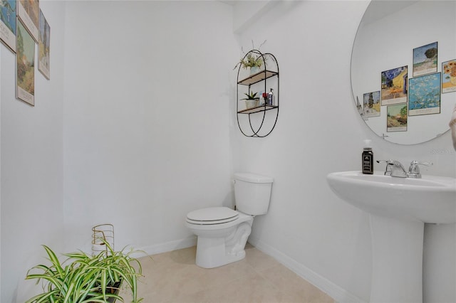 2834 Common Crane Ct, Saint Cloud, FL 34773 - half bathroom with toilet, tile patterned floors, baseboards, and a sink