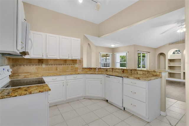922 Hatteras Ave, Minneola, FL 34715 - kitchen featuring white appliances, ceiling fan, a sink, tasteful backsplash, and a peninsula