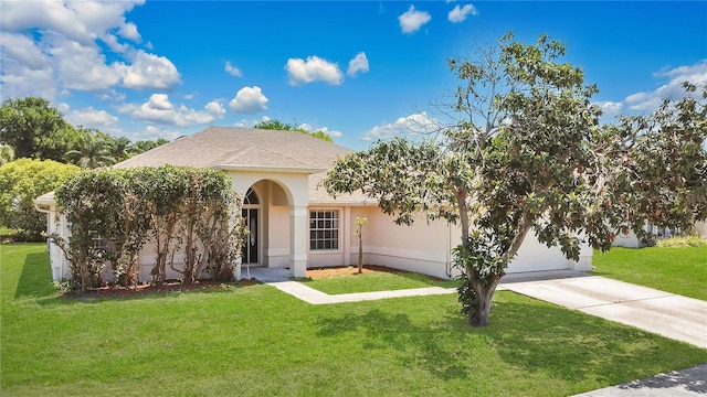 922 Hatteras Ave, Minneola, FL 34715 - view of front of property featuring stucco siding, a front lawn, and driveway