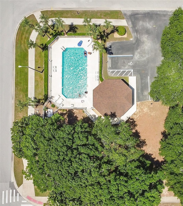 922 Hatteras Ave, Minneola, FL 34715 - aerial view of a pool area