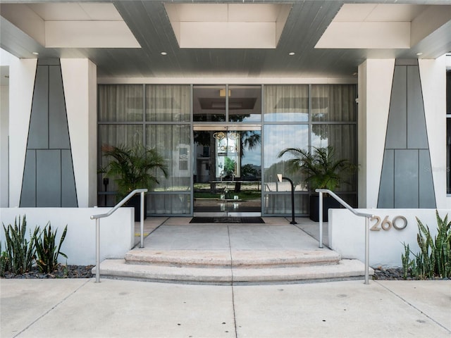 property entrance featuring a porch