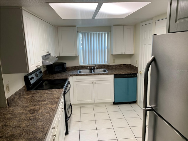 9926 Turf Way Unit 8, Orlando, FL 32837 - kitchen with stainless steel appliances, a sink, dark countertops, under cabinet range hood, and white cabinetry