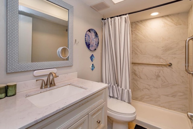 470 Oak Haven Dr Unit 470, Altamonte Springs, FL 32701 - full bath with vanity, toilet, tiled shower, and recessed lighting
