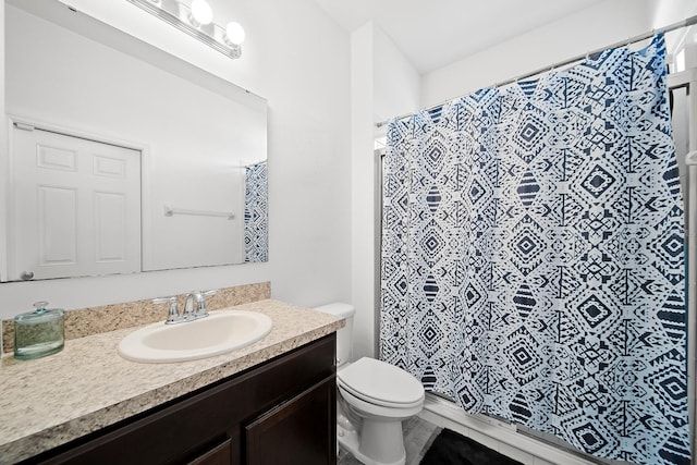 full bath featuring toilet, vanity, and a shower with curtain