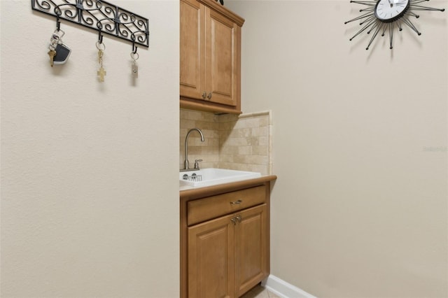 724 Duff Dr, Winter Garden, FL 34787 - laundry area with a sink and baseboards