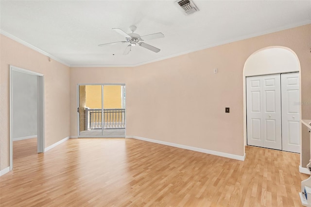 spare room featuring light wood-style flooring, ceiling fan, ornamental molding, and baseboards