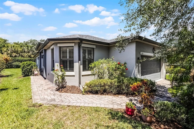 532 Casanova Ct, Kissimmee, FL 34759 - view of property exterior featuring stucco siding, a garage, and a yard