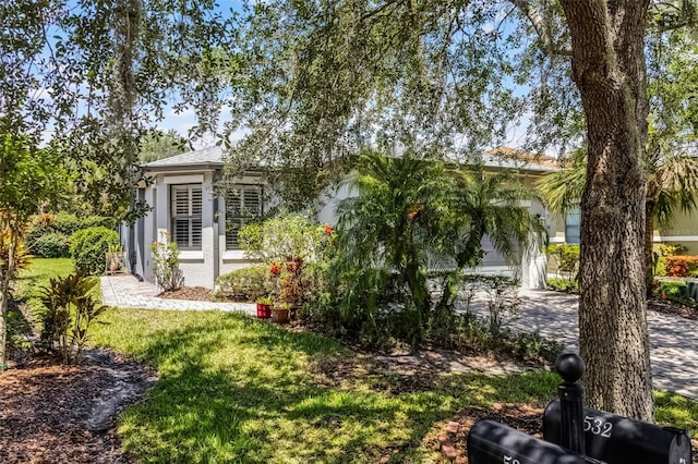 532 Casanova Ct, Kissimmee, FL 34759 - view of front facade featuring stucco siding, an attached garage, driveway, and a front yard