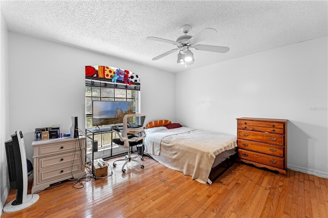 2500 Derby Dr, Kissimmee, FL 34744 - bedroom featuring light wood-style floors, a textured ceiling, and a ceiling fan