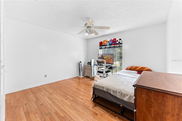 2500 Derby Dr, Kissimmee, FL 34744 - bedroom with light wood finished floors, a textured ceiling, ceiling fan, and baseboards