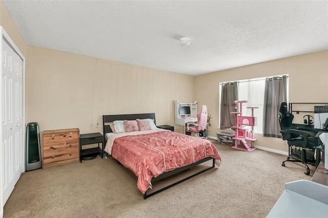 510 Lobelia Dr, Davenport, FL 33837 - bedroom featuring carpet, a closet, a textured ceiling, and an office area