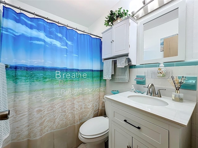 3788 N Econlockhatchee Trl, Orlando, FL 32817 - full bath with vanity, toilet, backsplash, and curtained shower