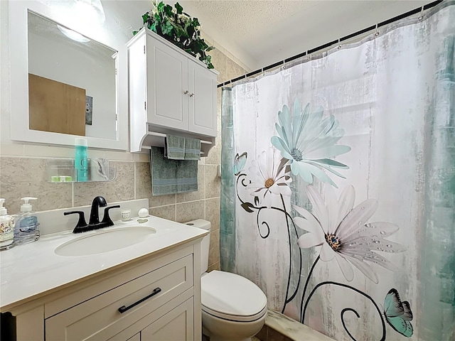 3788 N Econlockhatchee Trl, Orlando, FL 32817 - full bath featuring toilet, a textured ceiling, vanity, tasteful backsplash, and tile walls