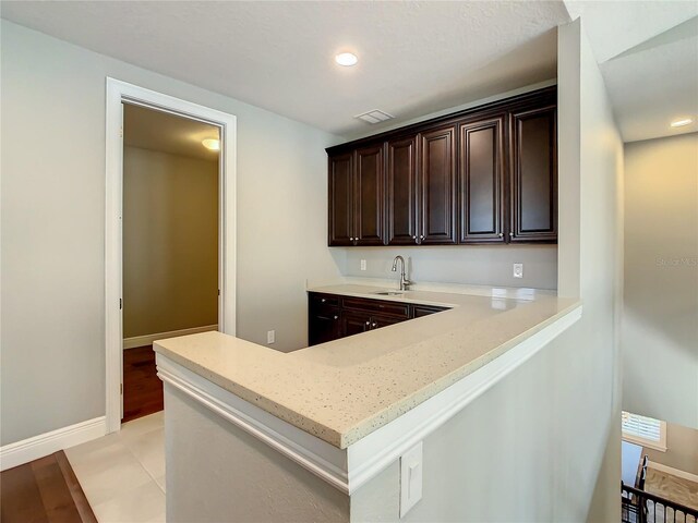 8491 Pippen Dr, Orlando, FL 32836 - bar area featuring a sink, baseboards, and recessed lighting