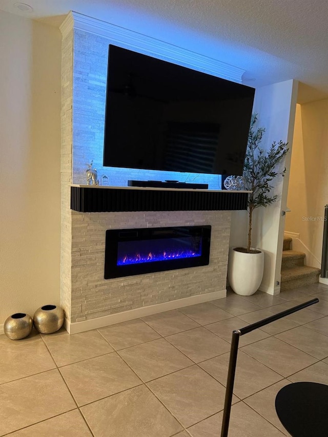 detailed view of a glass covered fireplace and baseboards