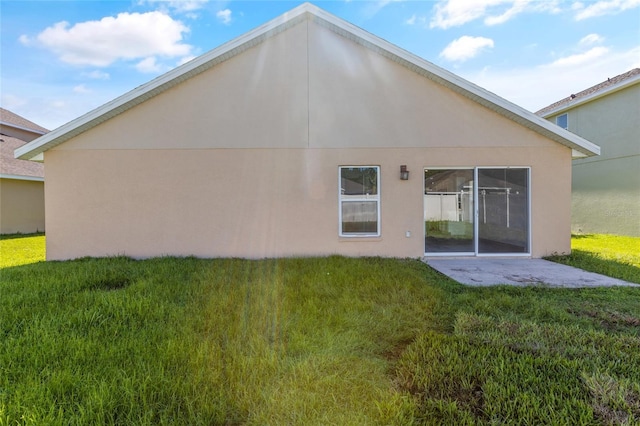3078 Mandolin Dr, Kissimmee, FL 34744 - back of property featuring a yard and stucco siding