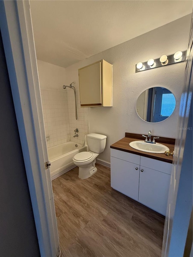 5540 Devonbriar Way Unit 103, Orlando, FL 32822 - full bathroom featuring wood finished floors, toilet, vanity, and tub / shower combination