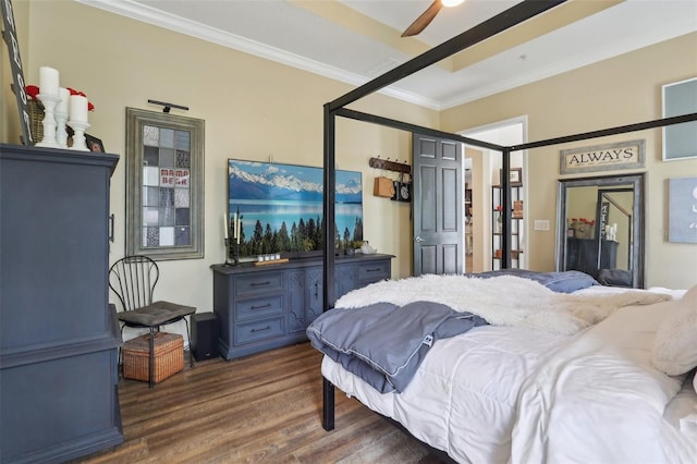 bedroom with dark wood-style flooring, crown molding, and ceiling fan