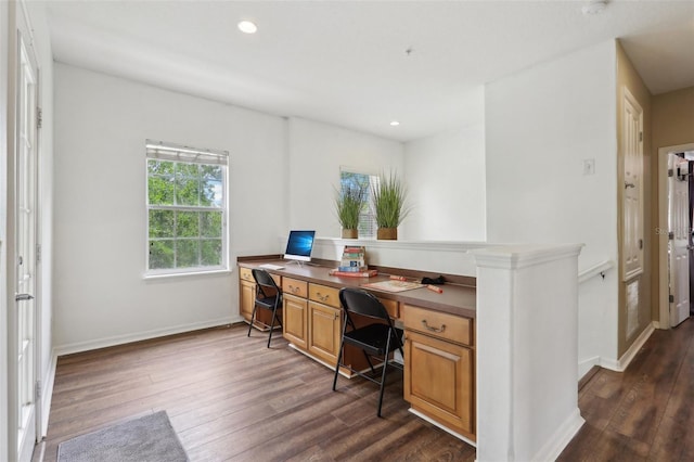 home office with built in desk, dark wood-style flooring, recessed lighting, and baseboards
