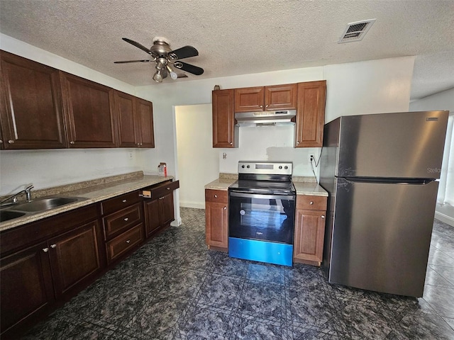 4061 Kirkland Blvd, Orlando, FL 32811 - kitchen with stainless steel appliances, under cabinet range hood, a sink, ceiling fan, and a textured ceiling