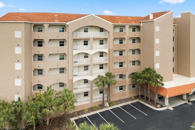 view of apartment building / complex with uncovered parking