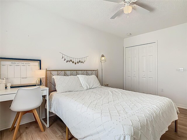2384 Andrews Valley Dr, Kissimmee, FL 34758 - bedroom featuring wood finished floors, a textured ceiling, a closet, and a ceiling fan