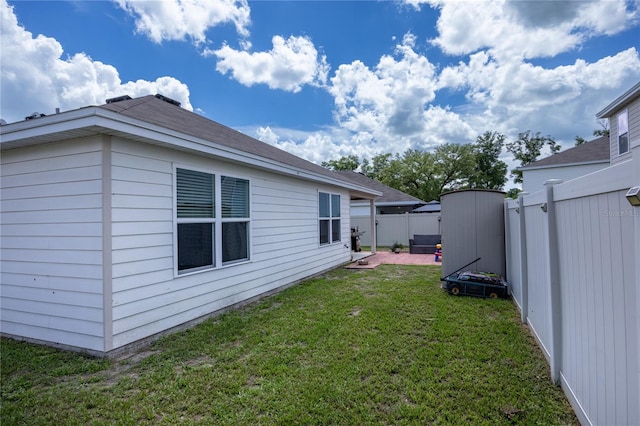view of yard featuring an outbuilding