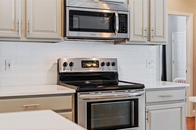 10030 Chatham Oaks Ct, Orlando, FL 32836 - kitchen featuring stainless steel appliances, backsplash, and light countertops