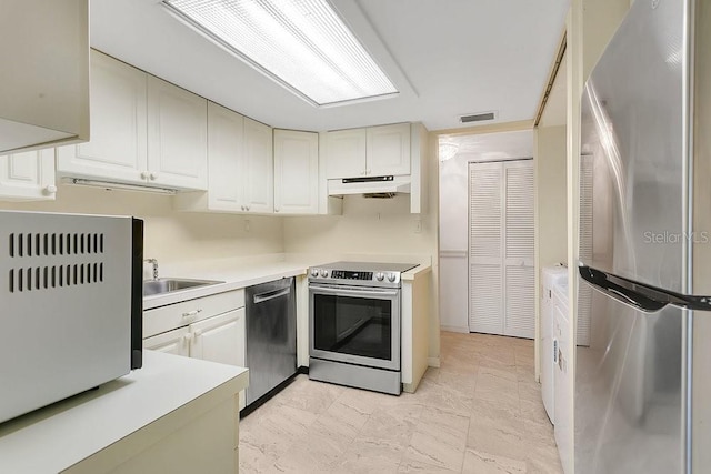 200 Maitland Ave Unit 122, Altamonte Springs, FL 32701 - kitchen with stainless steel appliances, under cabinet range hood, light countertops, and a sink