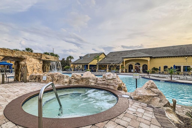 3055 Beach Palm Ave, Kissimmee, FL 34747 - community pool with a community hot tub and a patio area